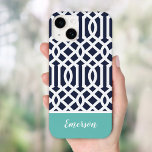 Navy och Aqua Trellis Monogram<br><div class="desc">Snyggtens anpassningsbar, telefonfodral i marinblått, turkos och vitt färg. Den här designen har en preppy Moroccan trellis mönster. Anpassa den med ditt namn eller annan anpassningsbar i ett modernt skript-monogramteckensnitt. Använda designen verktyg om du vill välja valfri färg, redigera texten typsnitt och färg och ladda upp dina egna foton för...</div>