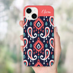 Navy och Coral Ikat Paisley Monogram<br><div class="desc">Anpassningsbar med monogrammatiskt telefonfodral med boho ikat paisley mönster i marint blått,  korall och turkos färg. Anpassa den med ditt namn eller monogram i ett färgblock ram. Använda designen verktyg om du vill redigera texten typsnitt och färg eller ladda upp egna foton för att skapa en typ av design.</div>