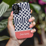 Navy och Coral Trellis Monogram<br><div class="desc">Snyggtens anpassningsbar i marinblått, korallat och vitt färg. Den här designen har en preppy Moroccan trellis mönster. Anpassa den med ditt namn eller annan anpassningsbar i ett modernt skript-monogramteckensnitt. Använda designen verktyg om du vill välja valfri färg, redigera texten typsnitt och färg och ladda upp dina egna foton för att...</div>