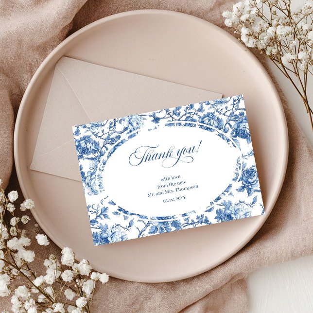 Navy Rosor Blommig Elegant Bröllopstackningskort Tack Kort (French toile de jouy roses,
Luxurious navy roses thank you,
dusty Blue flowers botanical garden,
Roy)