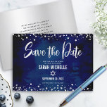 Navy Silver Glitter Bat Mitzvah Manus Modern Fetst Spara Datumet<br><div class="desc">Se till att alla dina vänner och släktingar kan fira din dotters stora Bat Mitzvah! Skicka ut det här fantastiska, moderna "Spara datumet"-kortet. Grafisk faux silverfolie kalligrafiskrift, Davidsstjärna och glitterkonfetti överlagrar en rik, dramatisk, marinblå akrylfärgsbakgrund. Ditt anpassade meddelande överlagrar en faux silver ombré-bakgrund på baksidan. Anpassa den anpassade texten med...</div>
