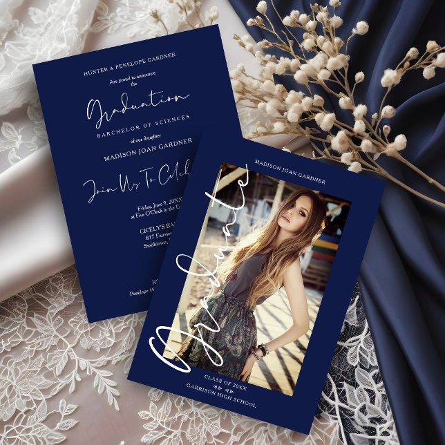 Navy Trendig Foto Whimsical Typografi Enkel Gradie Inbjudningar (Navy Blue and White Trendy Photo Whimsical Typography Simple Graduation Invitation Card. )