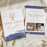 Navy Watercolor Guld Menorah Hanukkah Card Inbjudningar<br><div class="desc">Hanukkah-hälsningskortet har ett marint blått vattenfärgssmam,  guld-folie-plåtar,  en gyllene vattenfärgsmenorah och talesättet "live kärlek light" för att hedra festivalen i ljus. Redigera enkelt *de flesta formuleringarna* och uppdatera fotografierna för att uppdatera dina vänner och familjer den här julhelgen.</div>