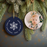 Navy Winter Snowflake First jul Keepsaké Julgransprydnad Keramik<br><div class="desc">Keramisk helgdag är en ornament personlig med din baby-bild och anpassningsbar "Min första jul". Den här enkla, moderna helgdag har en vit snöflake på marinblå bakgrund. Använda designen verktyg om du vill välja färg som bakgrund, redigera typsnitt och färger och lägga till egna foton för att skapa dina egna unika...</div>