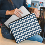 Navy Zigzag, Navy Chevron, Geometric Mönster Laptop Fodral<br><div class="desc">Elegant,  snyggt och sofistikerad zigzag (chevron) mönster i marinblått och vitt färg. Modern gåva och trendig,  perfekt för Zigzag älskare i livet.</div>