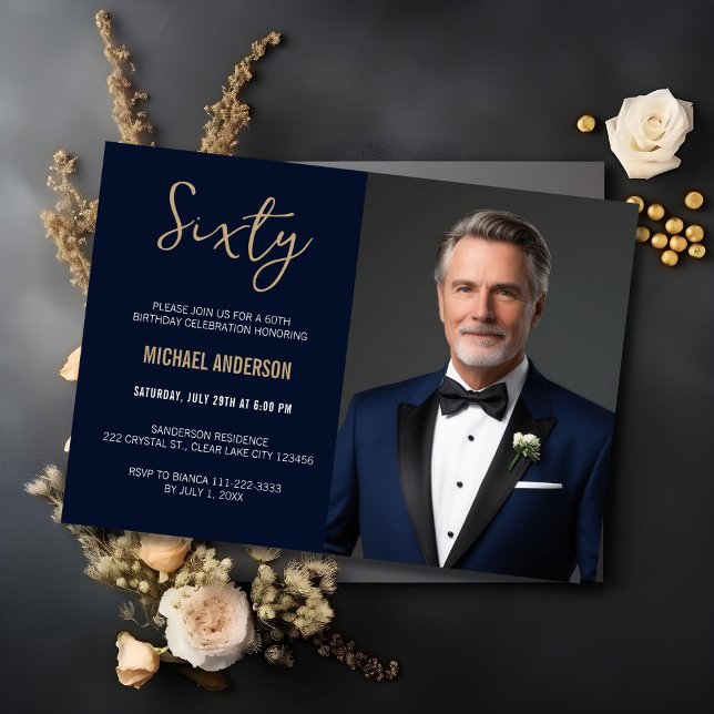 Navyblå Agat 60-års Födelsedags Fotoinbjudan Inbjudningar (Elegant navy and gold 60th birthday invite with a timeless, luxe feel)