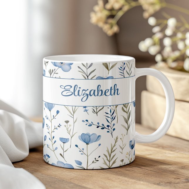 Navyblå akvarell vilda blommor vallmo anpassat nam kaffemugg (Navy Blue Watercolor Wildflowers Poppy Custom Name Coffee Mug on a boho wooden table.)