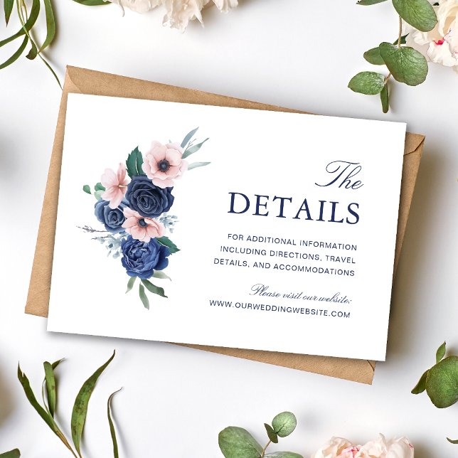 Navyblå & Blush Blommig Bröllopsinformation Tilläggskort (Navy blue and blush floral enclosure card keeps guests informed with elegant charm.)