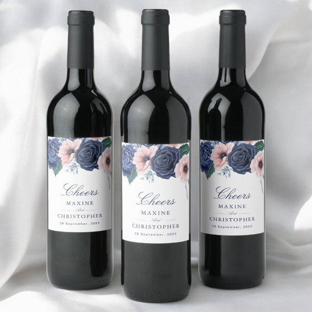 Navyblå & Blush Blommig Geometrisk Bröllop Vinflaska Etikett (Navy blue and blush floral wine label adds personalized elegance to wedding tables.)