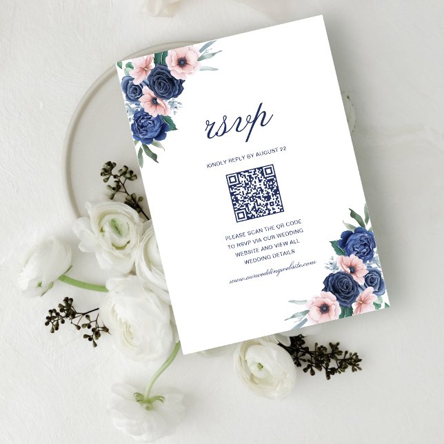 Navyblå & Blush Blommig Geometrisk Bröllops QR-kod OSA Kort (Navy blue and blush floral QR code RSVP card adds elegant convenience for guests.)