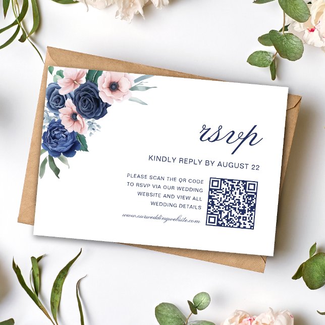 Navyblå & Blush Blommig Geometrisk Bröllops QR-kod OSA Kort (Navy blue and blush floral QR code RSVP card makes guest responses effortless.)