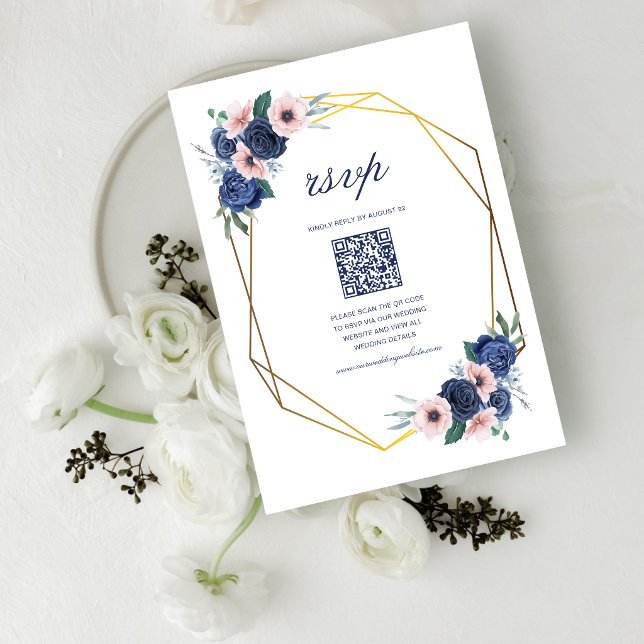 Navyblå & Blush Blommig Geometrisk Bröllops QR-kod OSA Kort (Navy blue and blush floral QR code RSVP card streamlines responses with elegant style.)