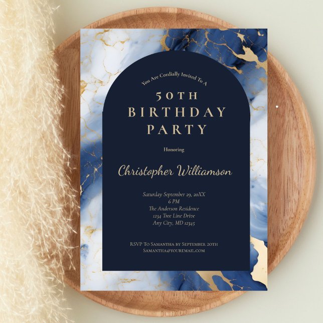 Navyblå Guld Marmor Modern Båge 50-årsdag Inbjudningar (Navy Blue Gold marble 50th birthday Invitation for him.  )