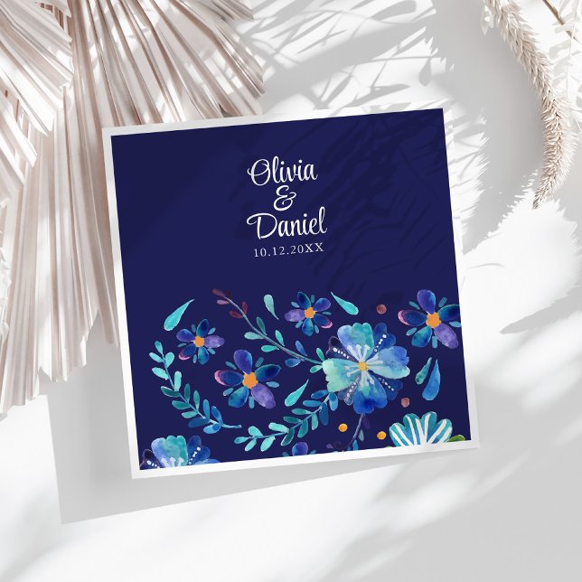 Navyblå mexikansk blomsterfirande bröllop pappersservett (Navy Blue Mexican Floral Fieasta Wedding Paper Dinner Napkins on a sunny white table.)
