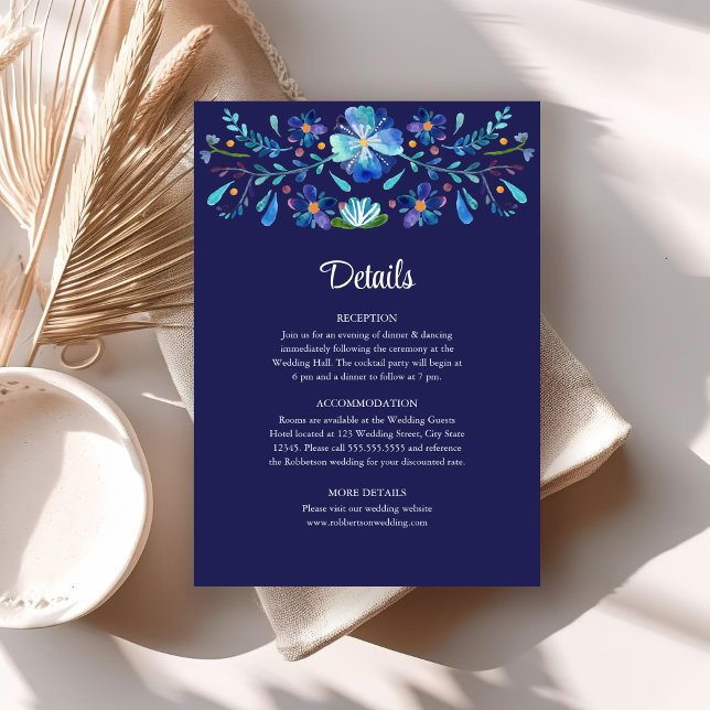 Navyblå mexikansk blomsterlig festbröllopsdetaljer inbjudningar (Navy Blue Mexican Floral Fiesta Wedding Details Invitation on a neutral boho table.)
