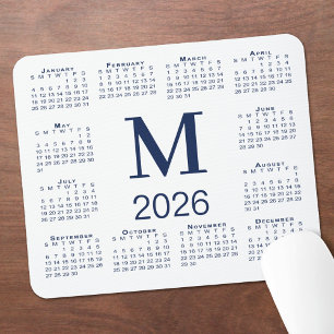 Navyblå monogram 2026-kalender på vit musmatta
