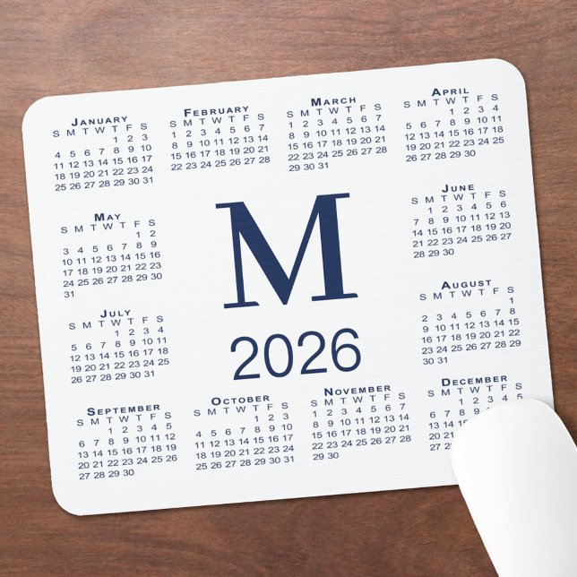 Navyblå monogram 2026-kalender på vit musmatta (Navy Blue Monogram 2026 Calendar on White Mouse Pad, in situ)
