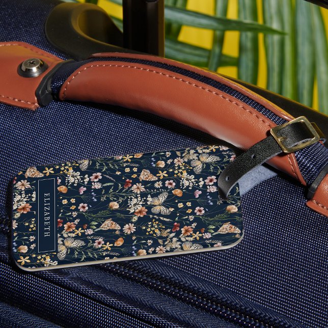 Navyblå monogram blommig bagagetikett bagagebricka (Navy Blue Boho Monogram Floral Luggage Tag by Painted Paperie
)