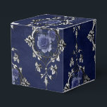 Navyblå och silver Viktoriansk blomsterdamask Presentaskar<br><div class="desc">Bländande vintage blomsterdamaskmönster i en låda med accenter i navyblått och silver..</div>