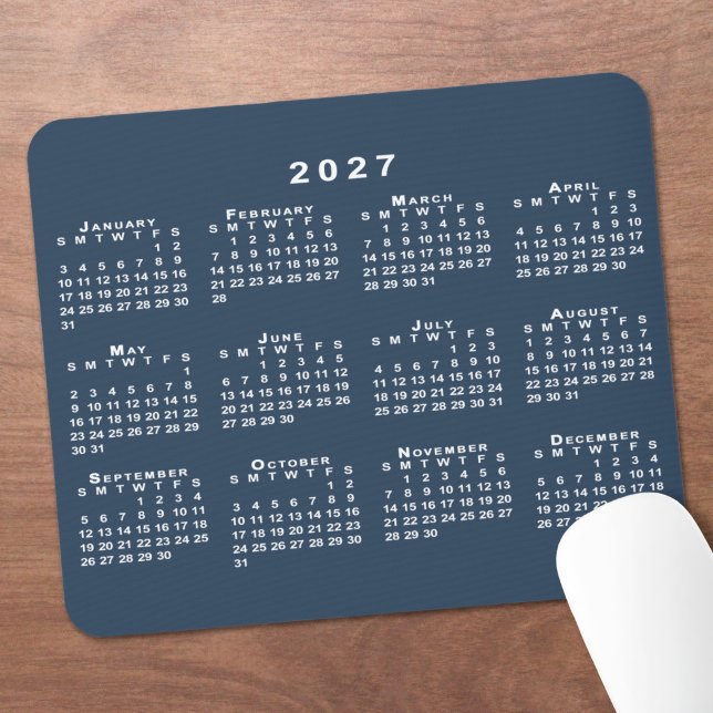 Navyblå och vit 2027-kalender musmatta (Navy Blue and White 2027 Calendar Mouse Pad in situ)
