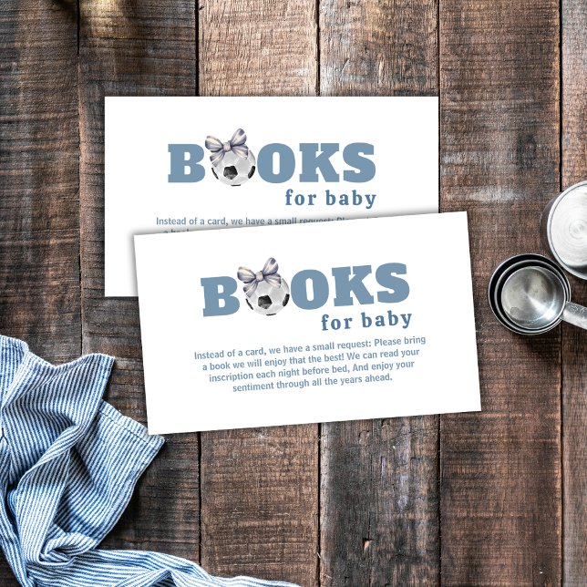 Navyblå söt båge fotboll pojkböcker Baby Shower  Tilläggskort (Navy Blue Cute Bow Soccer Boy Books Baby Shower Enclosure Card)