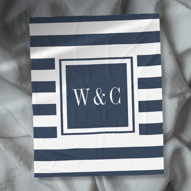 Navyblå vit rand modern monogram fleecefilt (Navy Blue White Stripe Trendy Monogram Fleece Blanket)