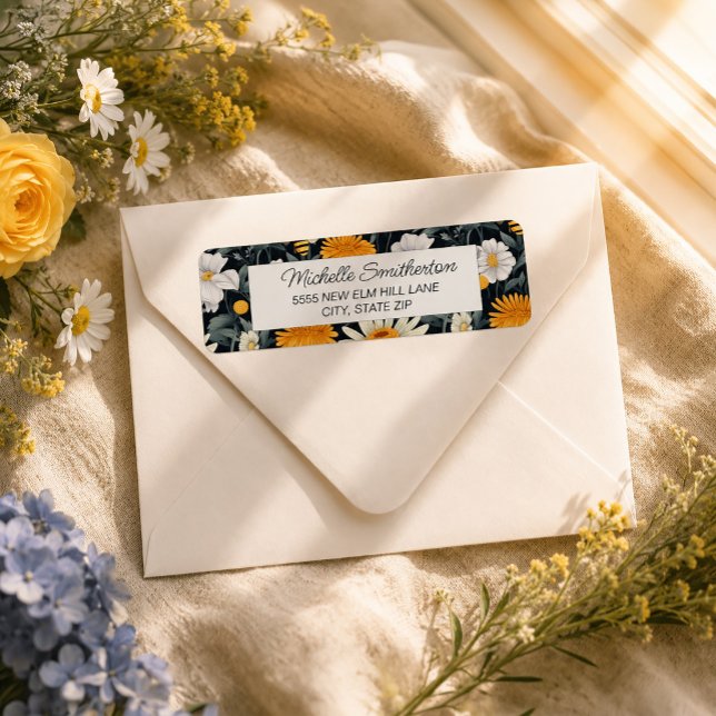 Navyblå vita prästkragar  returadress etikett (Dandelions and daisies on navy blue address label)