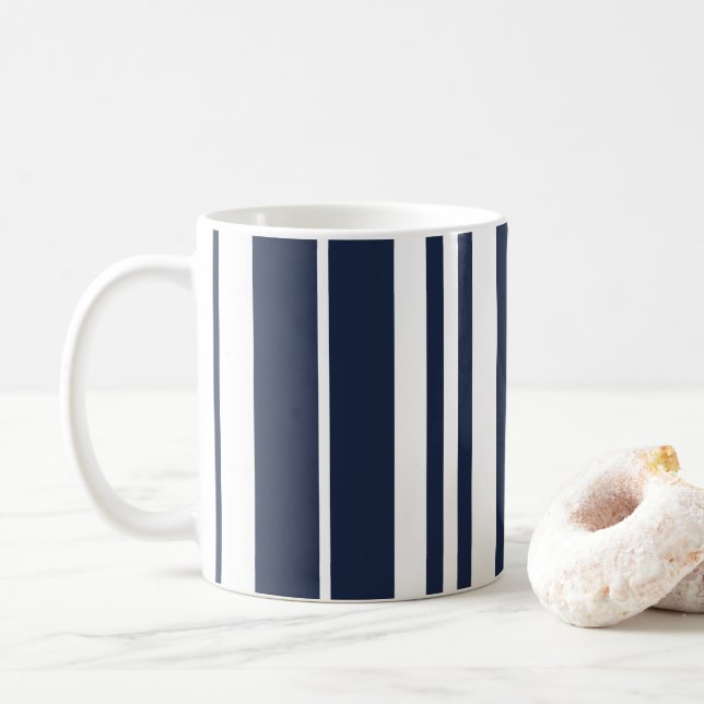 Navyblå vita randiga strandhus kaffemugg (Med munk)