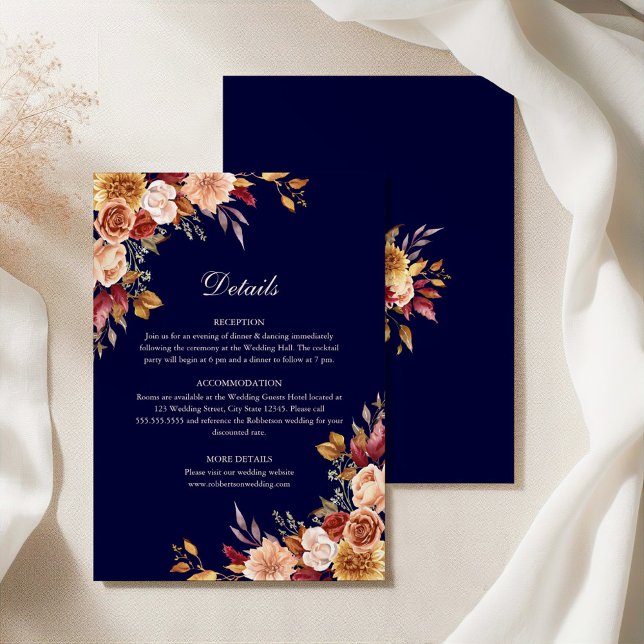 Navyblått & Bränt Orange  Blommiga Bröllopsdetalje Inbjudningar (Navy Blue & Burnt Orange Floral Wedding Details Invitation on an elegant silky tablecloth)