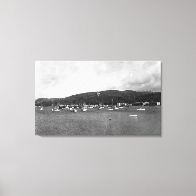 Neah Bay, WA-vy med fotografi av fiskebåtar Canvastryck (Framsida)
