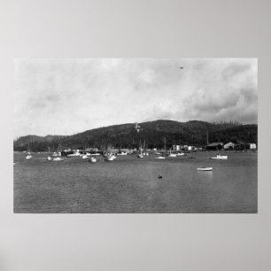 Neah Bay, WA-vy med fotografi av fiskebåtar Poster