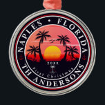 Neapel Florida Beach Retro Sunset Handflatan Träd  Julgransprydnad Metall<br><div class="desc">Dessa anpassade Neapel Florida Retro 60-talet Handflatan träd Souvenirs. Neapel Florida, retro strand souvenirs. Resedesign för sommar-älskare. Den här vintagen är en underbar helgdag-, födelsedag- och sommarsemesterpresentidé. - Du kan anpassa mallen genom att lägga till en namn i din stad eller på din ort, året och lägga till text för...</div>