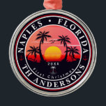 Neapel Florida Beach Retro Sunset Handflatan Träd  Julgransprydnad Metall<br><div class="desc">Dessa anpassade Neapel Florida Retro 60-talet Handflatan träd Souvenirs. Neapel Florida, retro strand souvenirs. Resedesign för sommar-älskare. Den här vintagen är en underbar helgdag-, födelsedag- och sommarsemesterpresentidé. - Du kan anpassa mallen genom att lägga till en namn i din stad eller på din ort, året och lägga till text för...</div>