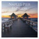 Neapel Pier i Florida Sunset Kakelplatta<br><div class="desc">Det här är den vackra piren utanför kuststaden Neapel,  Florida. Floridas Paradise Kusten är ett populärt mål - en historisk pir som är känd för fiske,  fågelövervakning,  delfinisering och solnedgång i scenen. Ett foto från Florida Bukt Kusten ger en underbar gåva!</div>