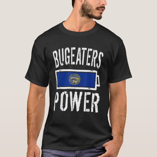Nebraska Flagga Bugeaters Power Battery Proud Tee (Framsida)