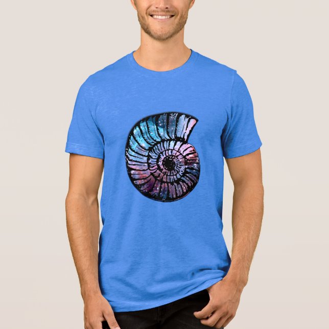 Nebula med stjärnor i Nautilus Snäcka T Shirt (Framsida)