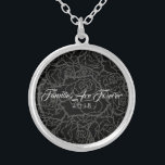 Necklace Black & Silver Ro-familjerna är för evigt Silverpläterat Halsband<br><div class="desc">Necklace,  som visas i Silver och som är försedd med Grått multiro över svart bakgrund och texten "Familjerna är äldre än 2018" i finare-skript av Winter White. Anpassa det här halsbandet med ett speciellt datum eller/och välj stil eller ändra färg. Eller köpa som designat.</div>