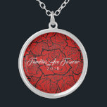 Necklace Red Black Ro-Familes är för evigt Silverpläterat Halsband<br><div class="desc">Necklace som visas i Silver Plate med ett svart tryck på flera ro över en röd bakgrund och texten "Families Is Forever 2018" i finare-skript av White. Anpassa det här halsbandet och välj stil eller ändra färg. Eller köpa som designat.</div>