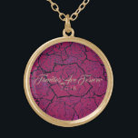 Necklace Rosa och Guld Ro-familjer är för evigt Guldpläterat Halsband<br><div class="desc">Necklace som visas i Guld-ton med ett lager med flera ro-utskrifter över en djup Rosa bakgrund och texten "Familjerna är äldre än 2018" i finare-skript av Taupe. Anpassa det här halsbandet med ett speciellt datum eller/och välj stil eller ändra färg. Eller köpa som designat. Finns även i Sterling silver och...</div>