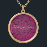 Necklace Rosa och Guld Ro-familjer är för evigt Guldpläterat Halsband<br><div class="desc">Necklace som visas i Guld-ton med ett lager med flera ro-utskrifter över en djup Rosa bakgrund och texten "Familjerna är äldre än 2018" i finare-skript av Taupe. Anpassa det här halsbandet med ett speciellt datum eller/och välj stil eller ändra färg. Eller köpa som designat. Finns även i Sterling silver och...</div>