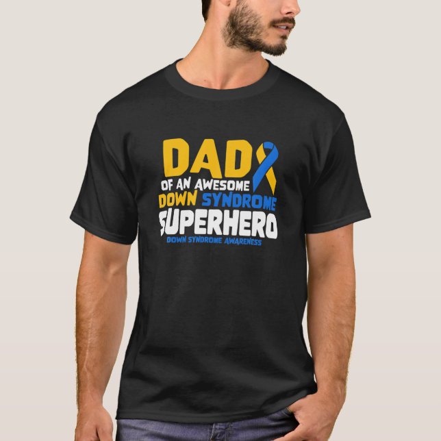 Ned Syndrome Pappa vid ett T21-superhjälte nedsynd T Shirt (Framsida)