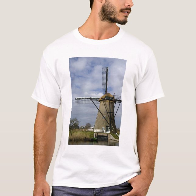Nederländerna (även känd som Holland), Kinderdijk. T Shirt (Framsida)