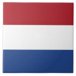 Nederländerna Flagga Tile Kakelplatta<br><div class="desc">Lägg till ett litet nederländskt elegans till din hemdekoration med vår exklusiv med flagga i Nederländerna! Den här plattan är uppgjord med stor noggrannhet och är mer än bara ett dekorativt biet, en firande av det nederländska kulturarvet och det nederländska pridet. Den häpnadsväckande utformningen visningar den ikoniska nederländska flagga och...</div>