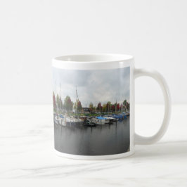 Nederländska Harbour med Grönt & Red Träd Panorami Kaffemugg