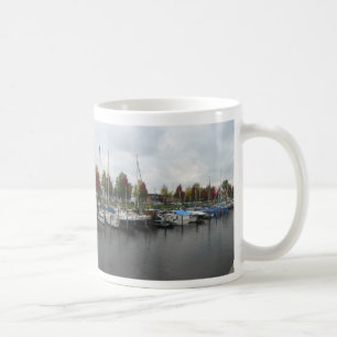 Nederländska Harbour med Grönt & Red Träd Panorami Kaffemugg