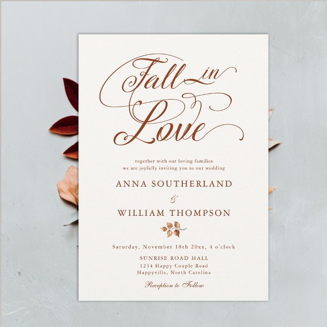 Nedfall i Kärlek Elegant Romantic Calligraphy Bröl Inbjudningar (Fall in Love wedding invitation romantic calligraphy leaves terracotta elegant rustic boho classic)