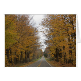 Nedgångfärg på vägar runt om gräs sjön hälsningskort