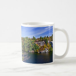 Nedgånglövverk runt om sjön Minnewaska Kaffemugg