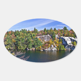 Nedgånglövverk runt om sjön Minnewaska Ovalt Klistermärke