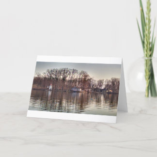 Nedgångreflexioner på gräs sjön kort